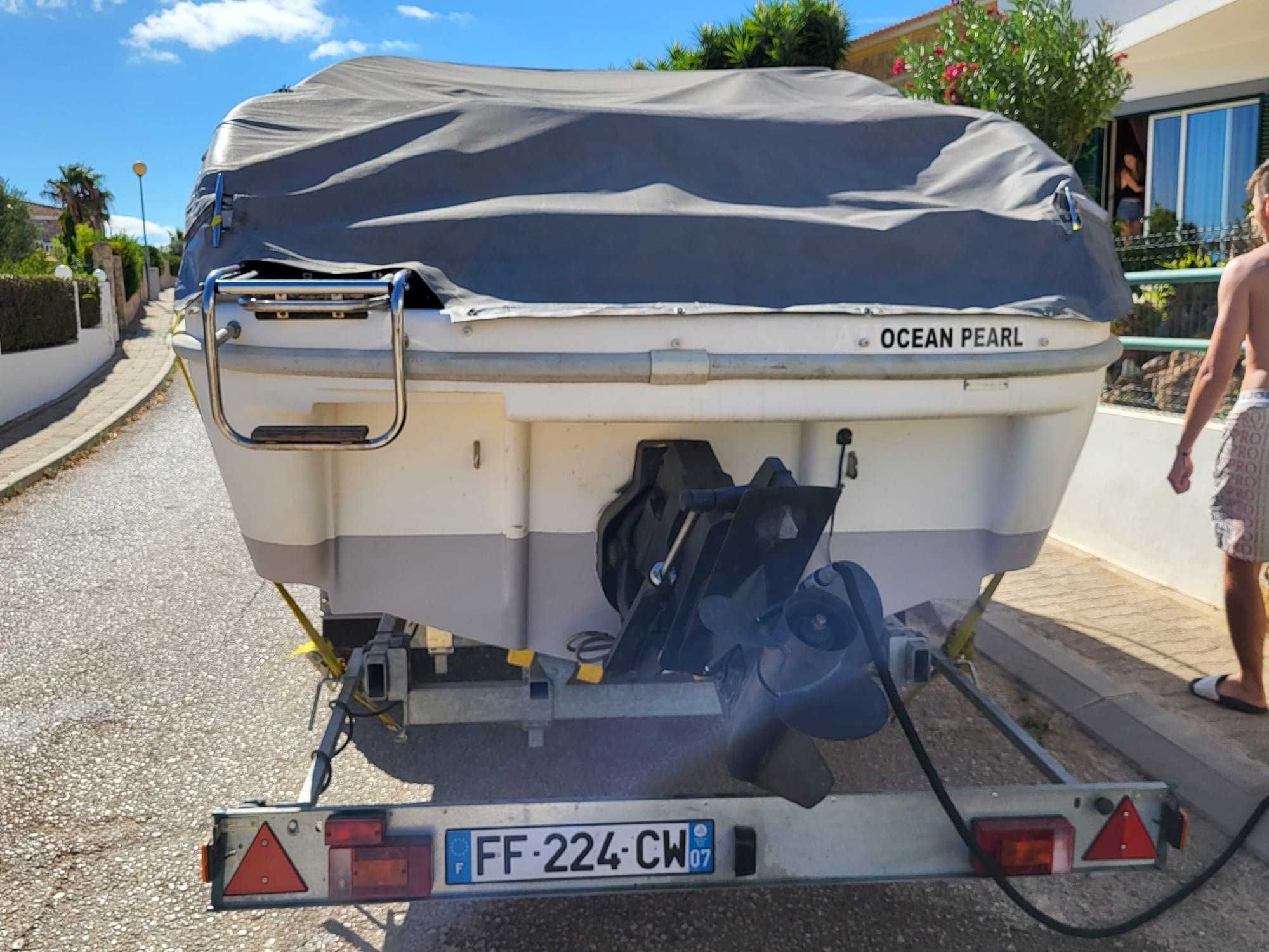 Lindo barco de recreio