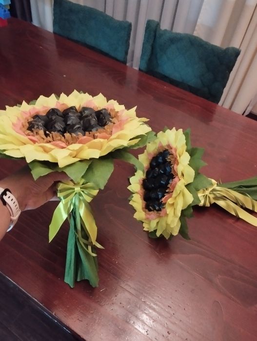 Квітка соняшник з цукерок, торт з солодощів