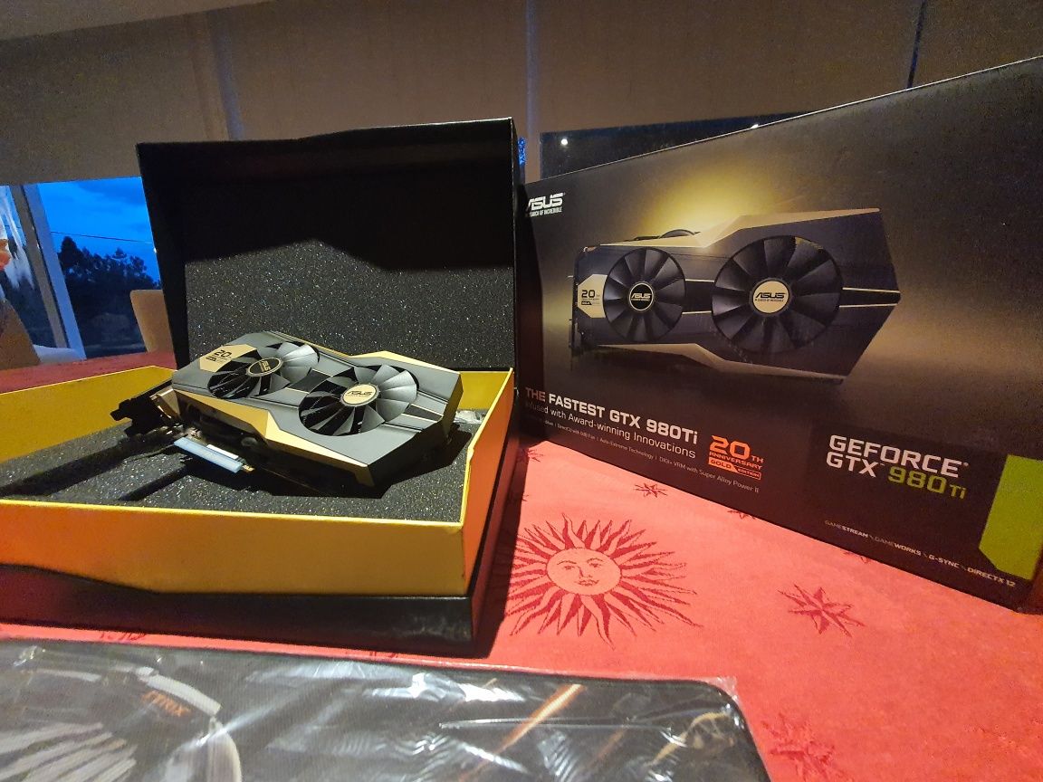 Gráfica GTX 980 Ti 20⁰ aniversário Asus - Gold Edition