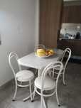 Vendo mesa  com 4 cadeiras