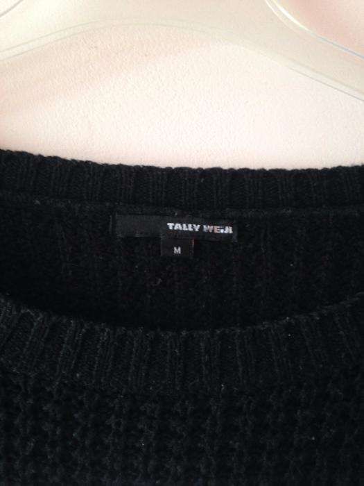 Czarny sweterek o krótszym kroju