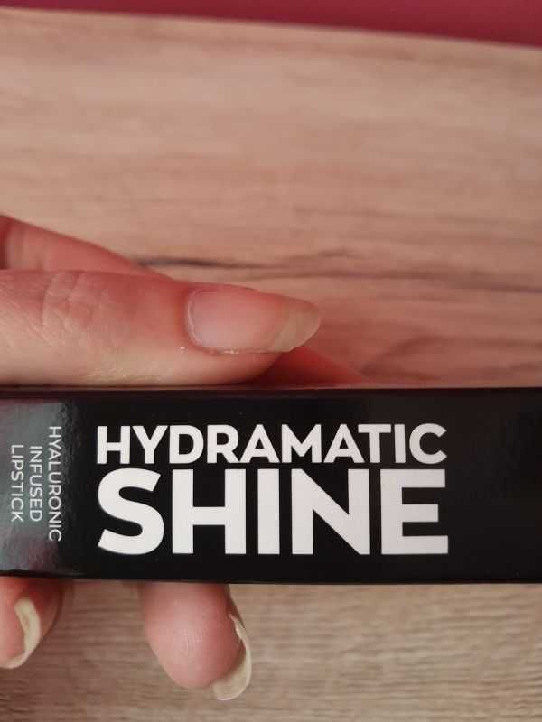 Lśniąca szminka z kwasem hialuronowym Hydramatic 3,6g Mauve Creme.