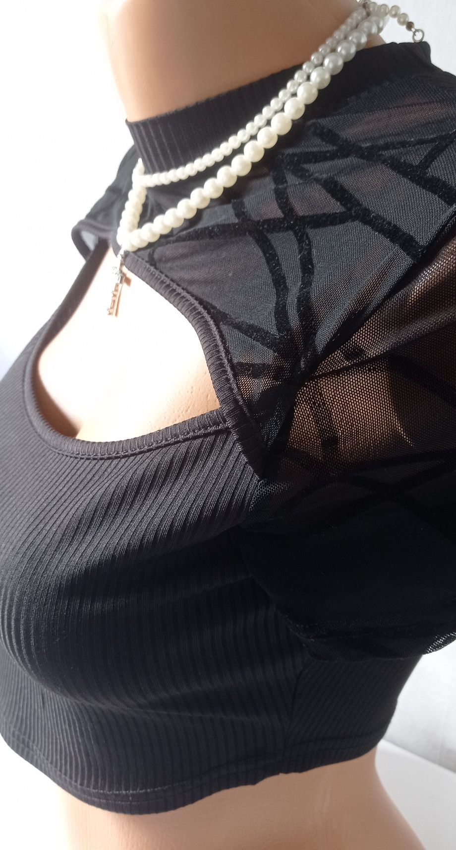 Bluzka czarna prążkowna odkryty dekolt crop top z siateczką Shein M