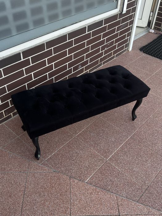 Czarna pikowana ławka