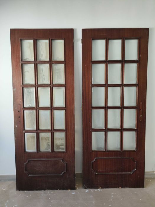 2 Portas de madeira com vidrinhos