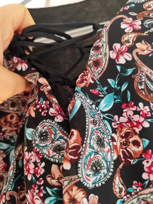 Sukienka letnia M/L ( zmysłowe  wiązanie na dekolcie)