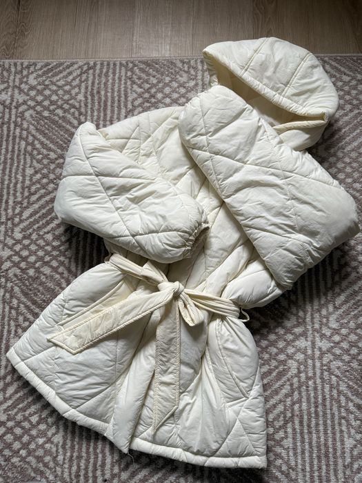 Жіноча молочна куртка з поясом та капюшоном