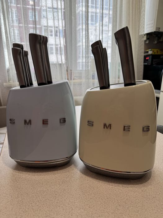 Набір ножів Smeg з підставкою ,6 ножів + підставка