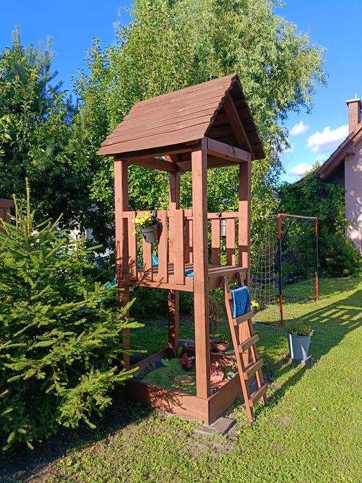 Domek ze zjeżdżalnią i piaskownicą