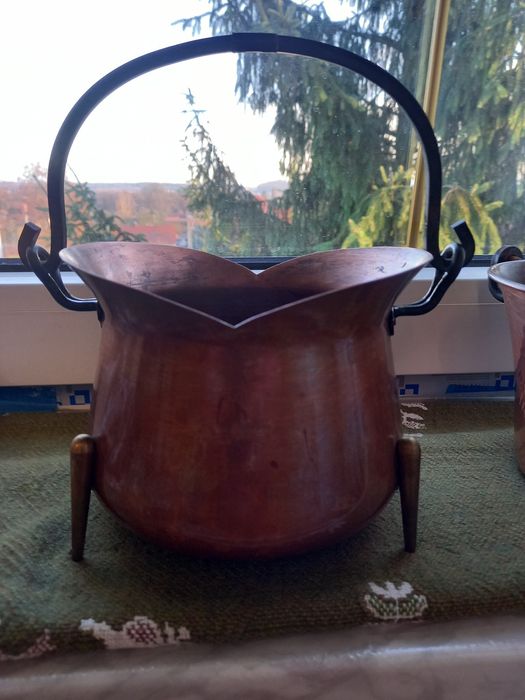 Miedziany kociołek na nóżkach