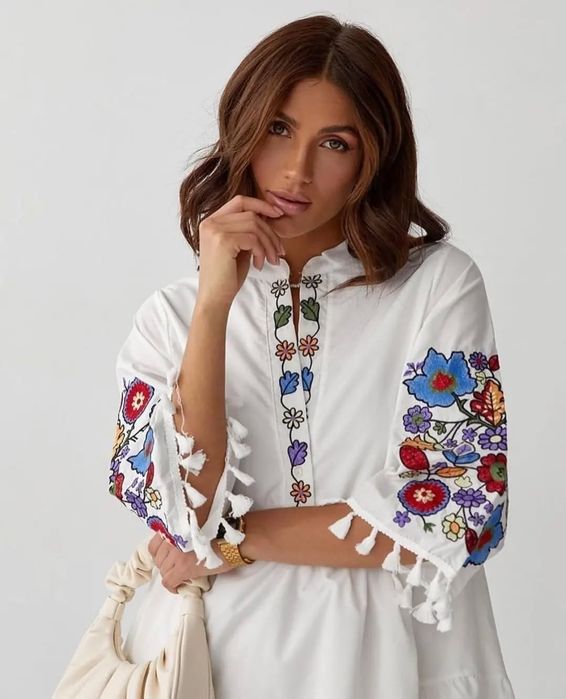 Розкішна вишита сукня