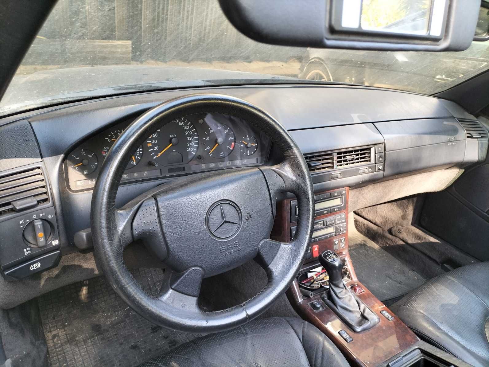 Mercedes SL 280 descapotável.