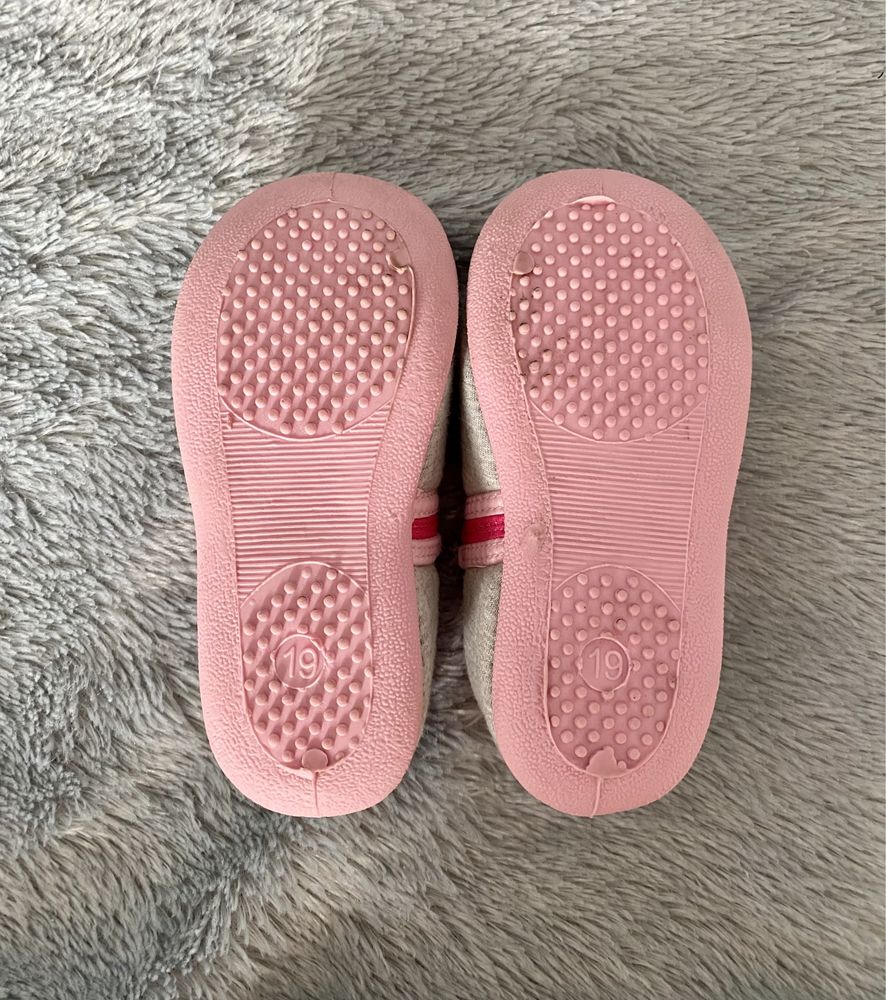 Miękkie buty niechodki szare różowe z kokardka trzymają stopkę