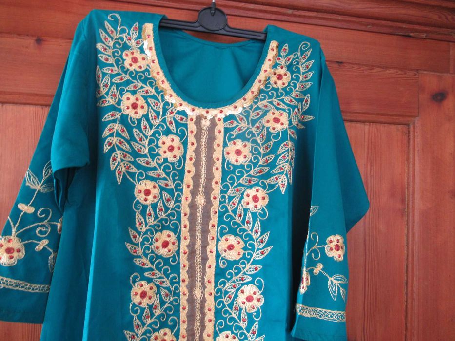 Conjunto de vestido e lenço bordados