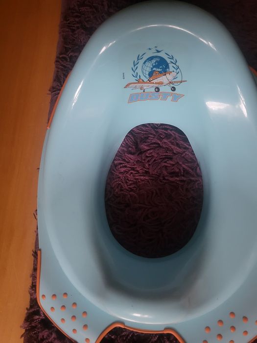 Nocnik biały i nakładka niebieska na wc