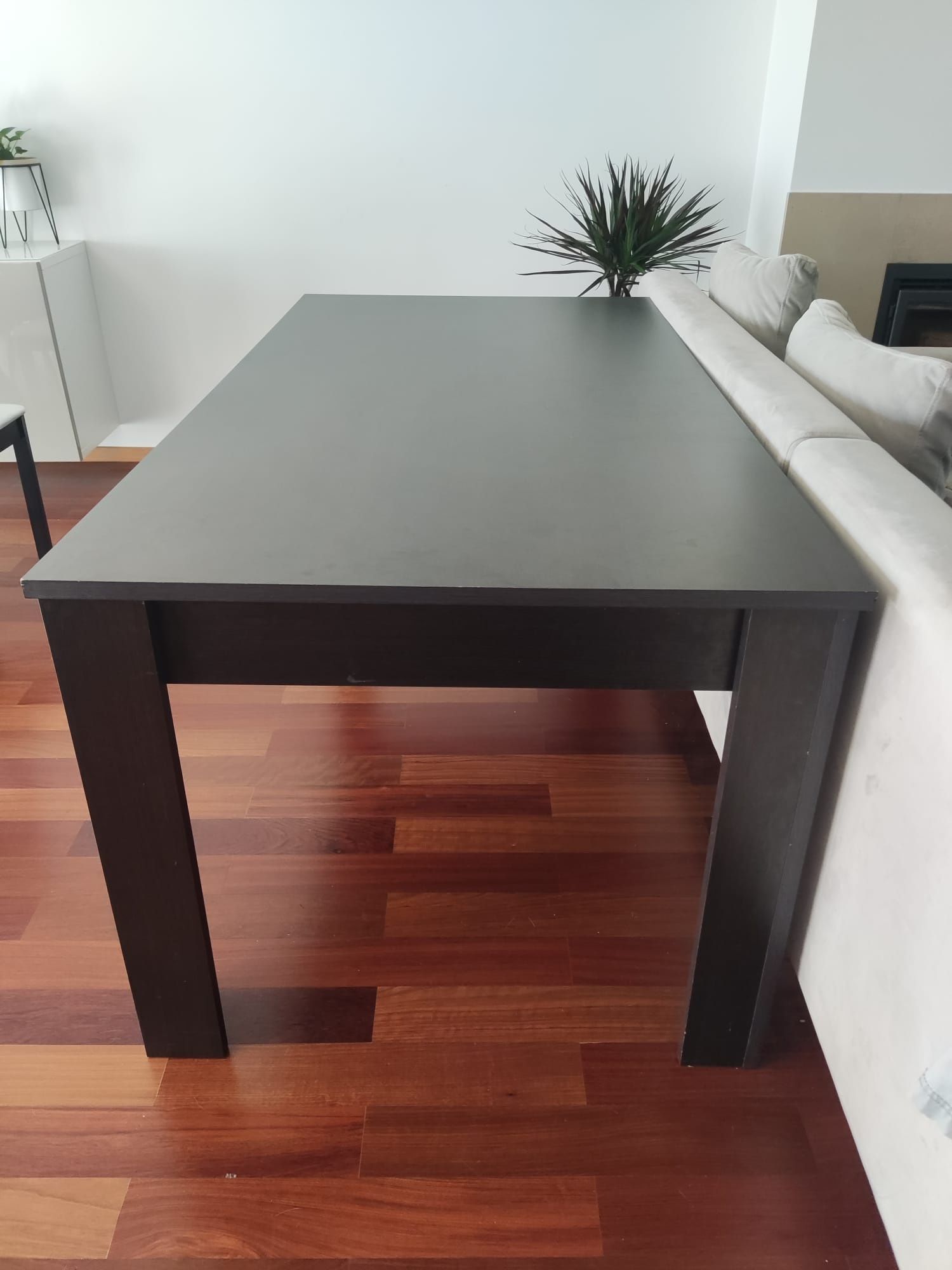 Mesa e cadeiras.