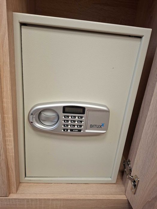Sejf na dokumenty i kasetka