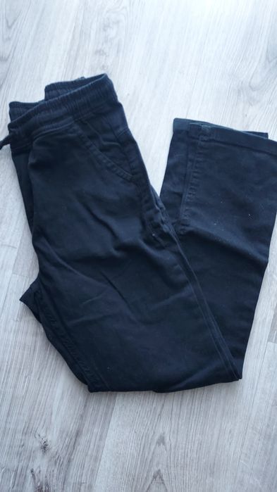 Spodnie czarne chłopięce roz.146