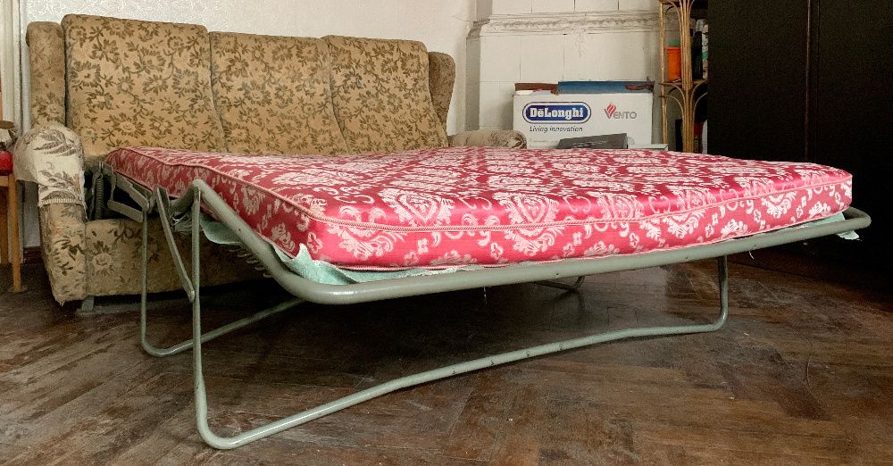 Продам мягкий уголок (раскладной диван + 2 кресла)