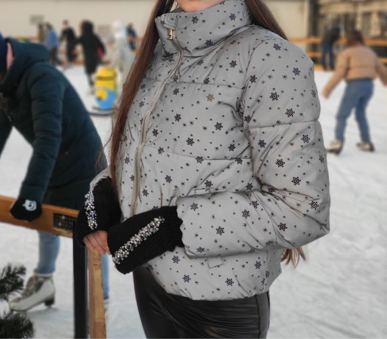 Зимова куртка,яка при потраплянні світла світиться вночі