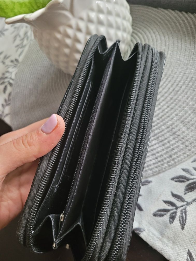 Duży pakowany portfel