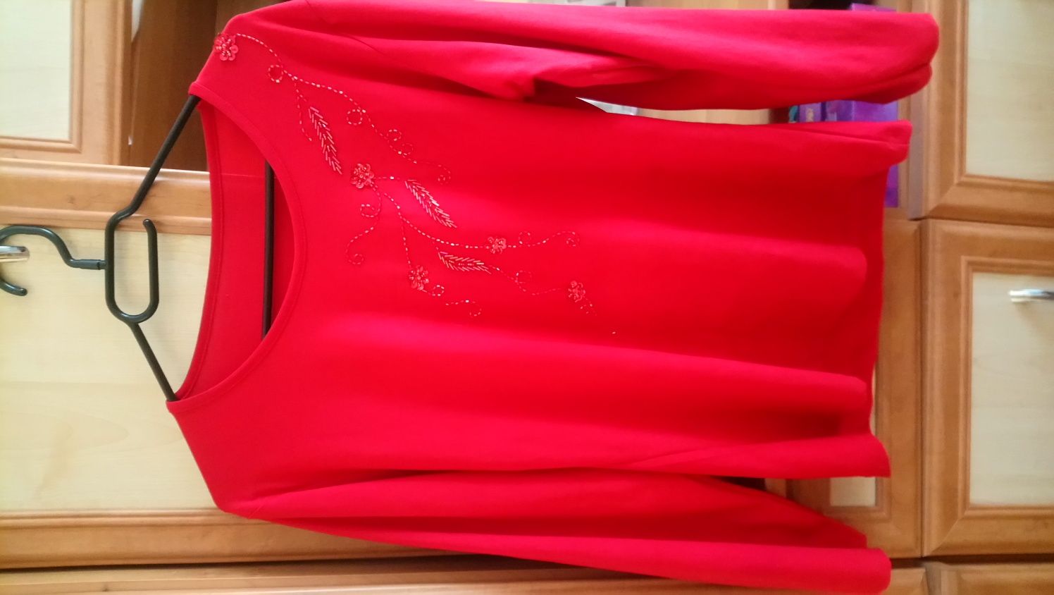 Czerwona bluzka na długi rękaw ze zdobieniem L/XL