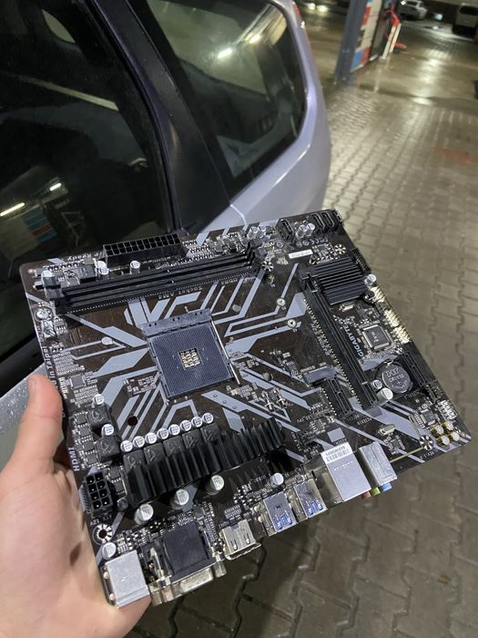 Материнська плата GIGABITE socket AM4