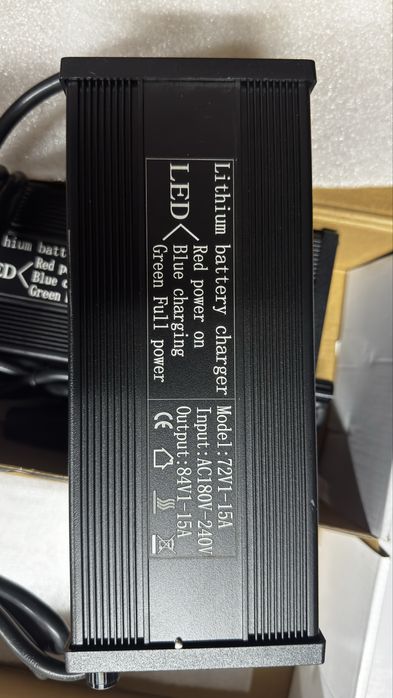 Потужний зарядний пристрій 72V–84V 15A з регулятором та LED-дисплеєм