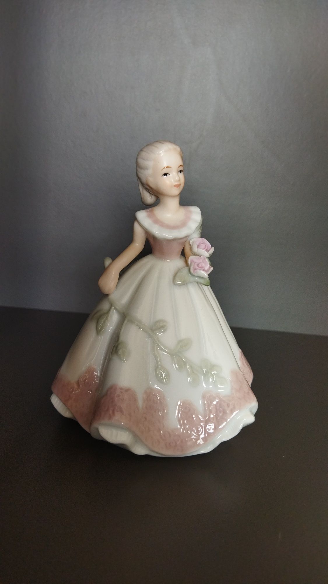 Porcelanowa figurka dziewczyny SBL REGAL HOUSE