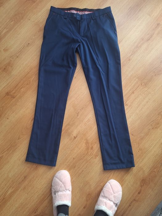 Garnitury dwa niebieskie jeden czarny