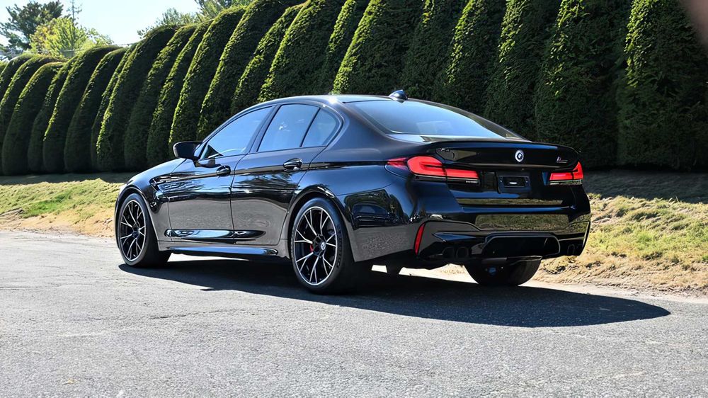 BMW M5      2023