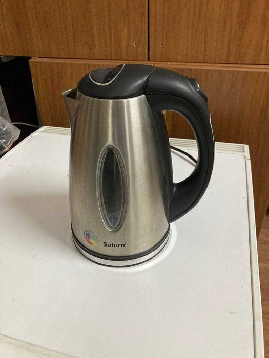 Продаю електрочайник Saturn (1.7 л)