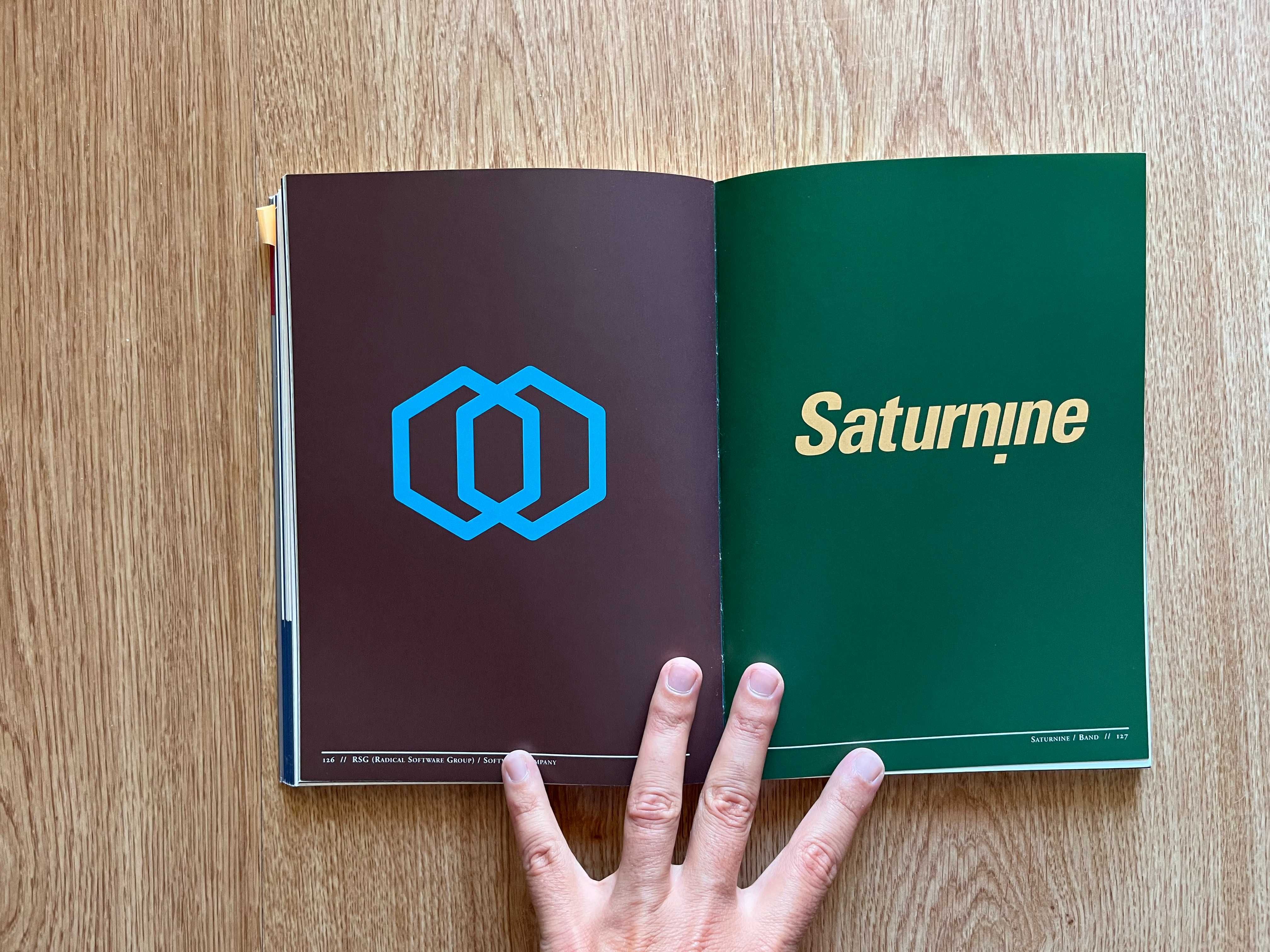 Livro de design "The difference between telling and selling" by EGO