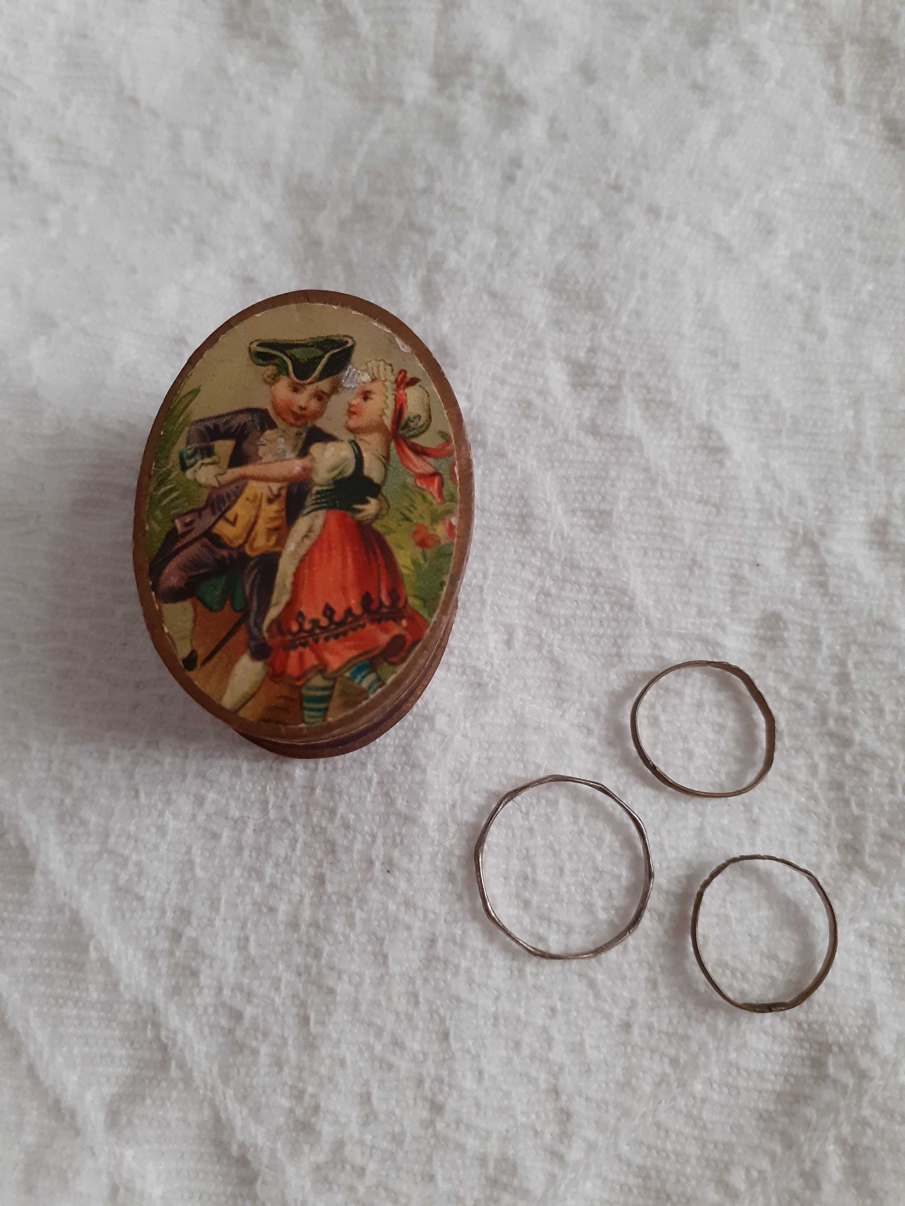 Caixa de brincar com aneis de criança com + de cem anos