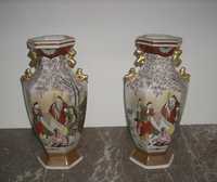 Antigo par de jarras em porcelana chinesa decoração polícroma