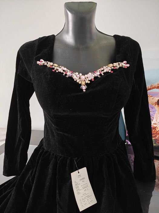 Suknia w stylu Audrey Hepburn – czarna, aksamitna, z długimi rękawami,