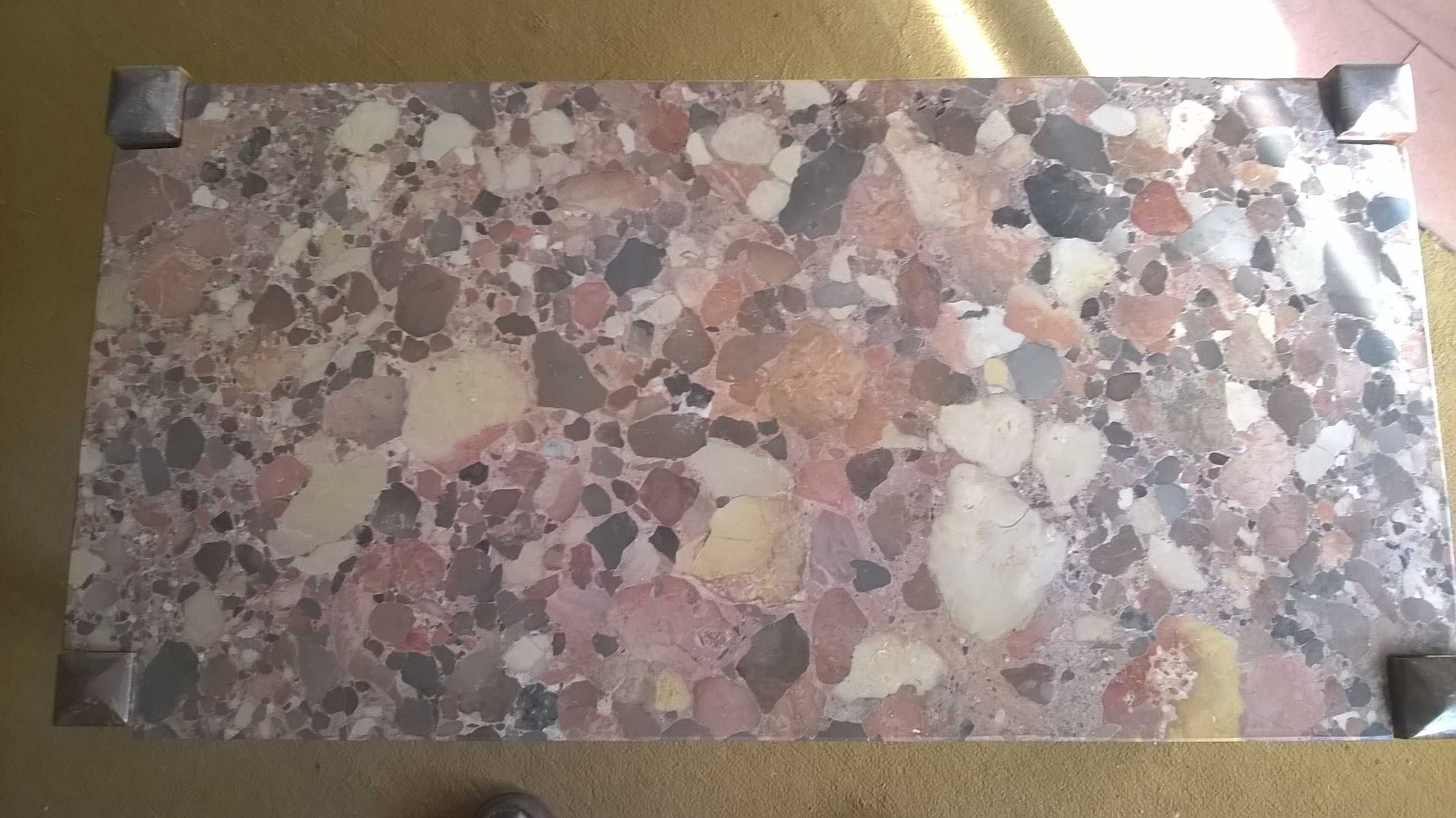 Mesa de Centro com tampo em mármore