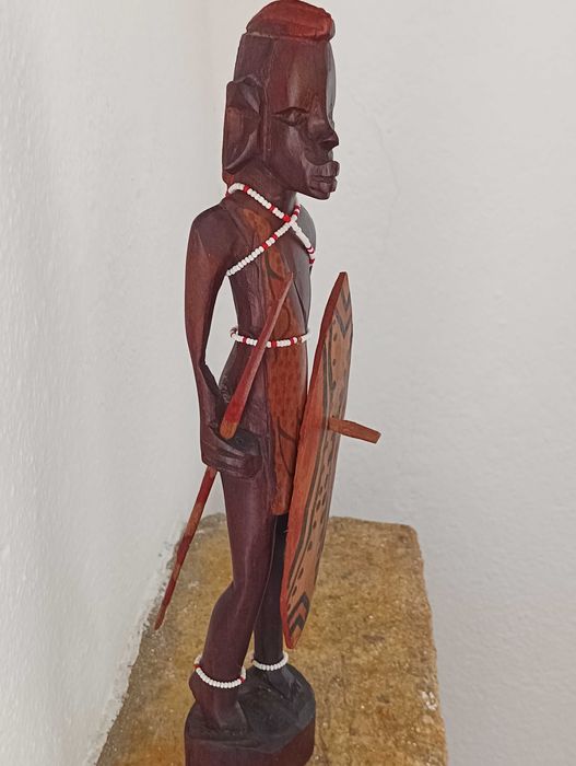 Escultura africana de guerreiro em madeira maciça