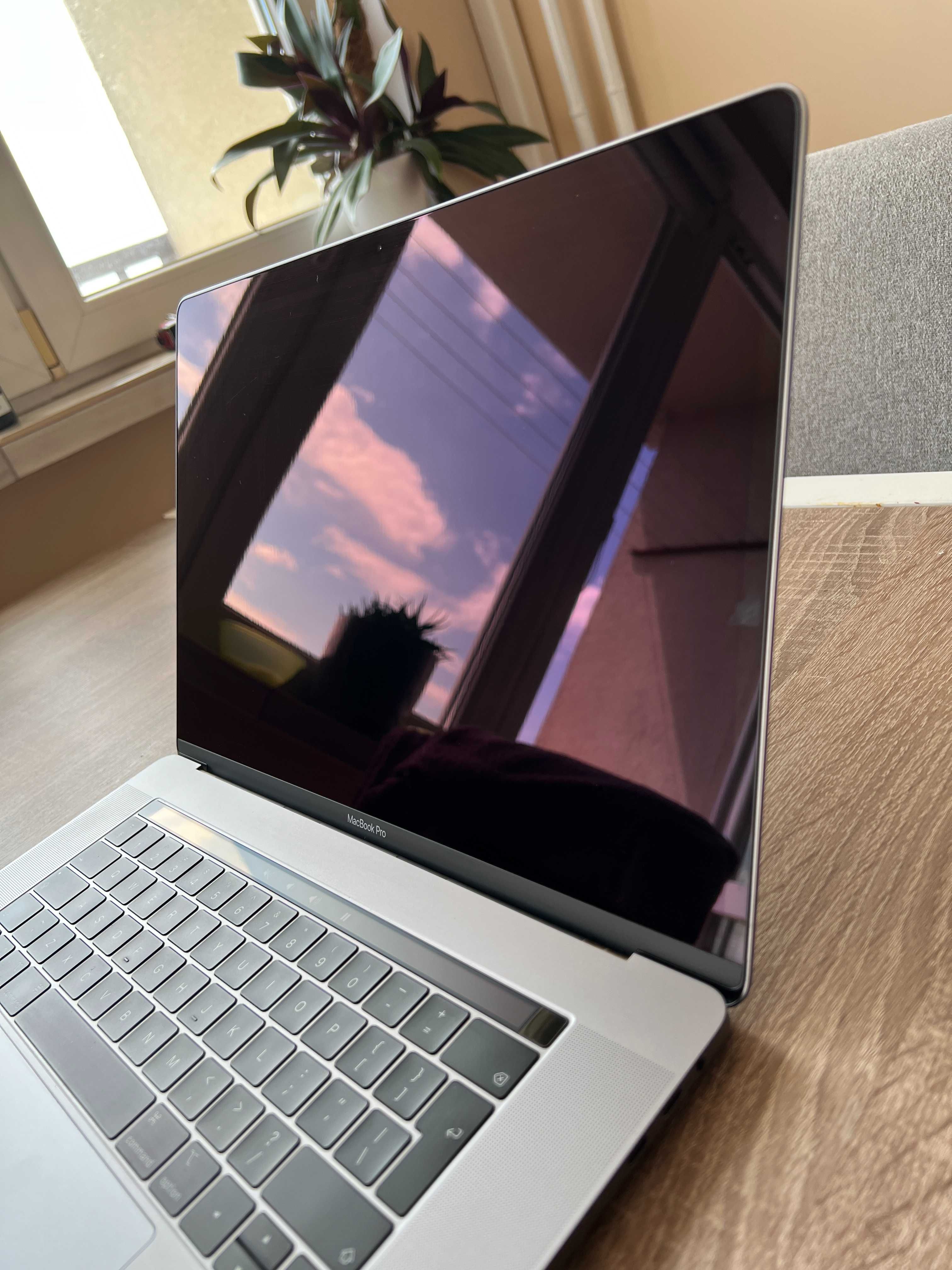 Macbook Pro 15' 2019 A1990  - Nowa Bateria, 32GB RAM'u