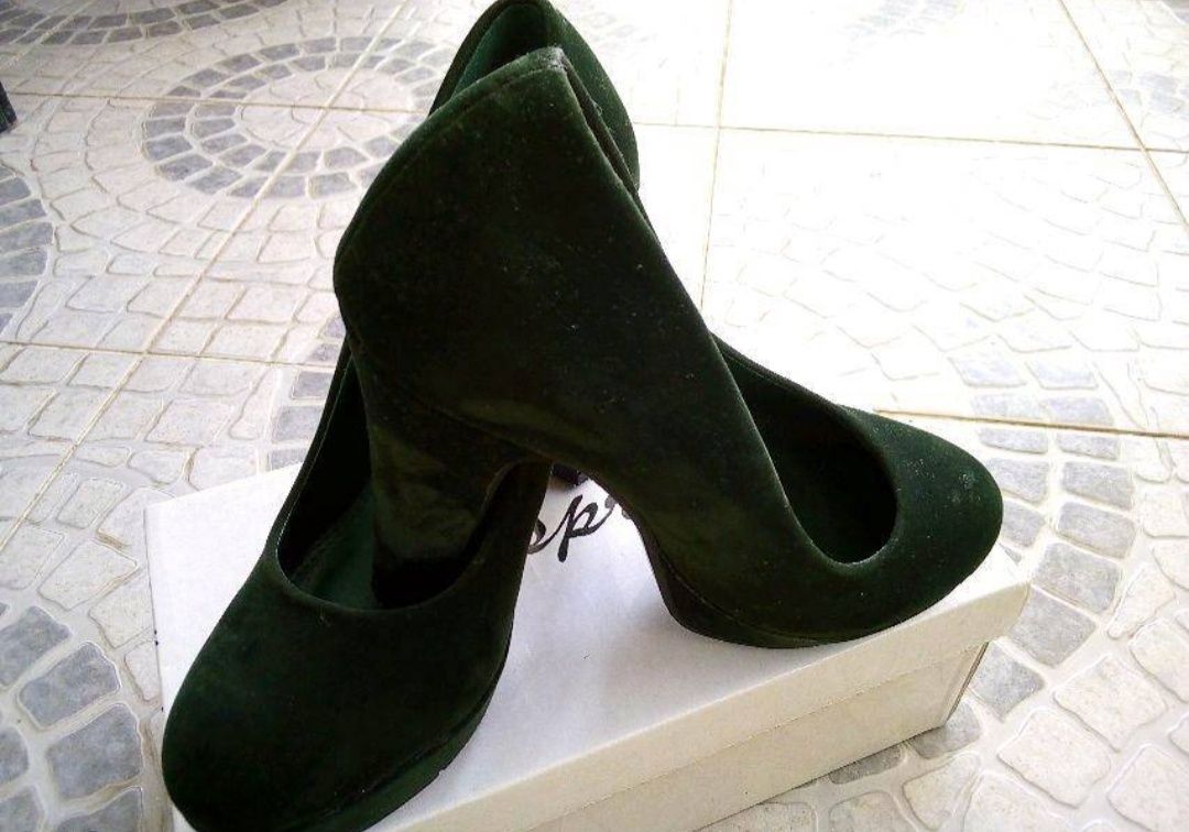 Sapatos verdes escuros tamanho 37 , usados apenas 1 vez