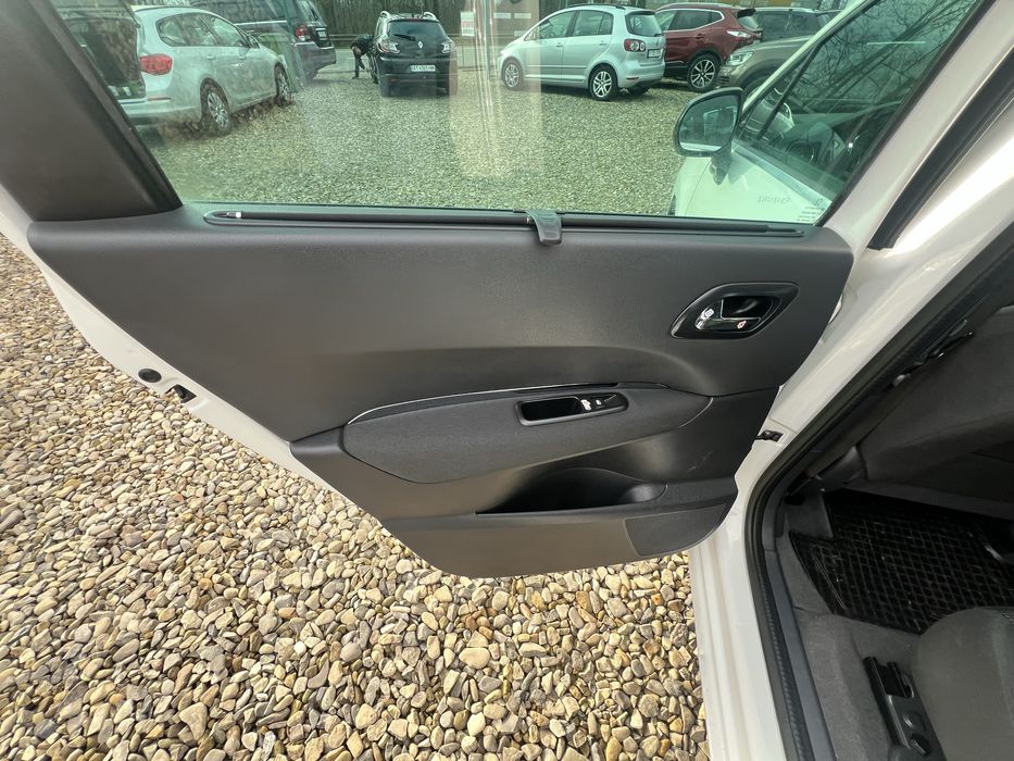 Сімейна машина в дуже гарному стані за всіма деталями телефонуйте