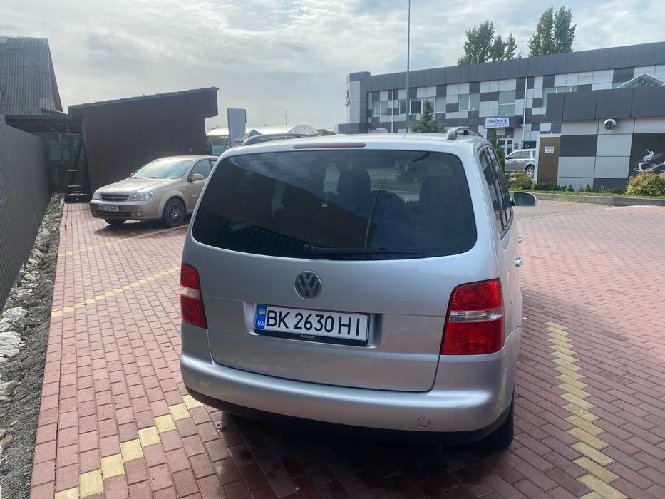 VW Touran 1,6 бензин,механіка 2004