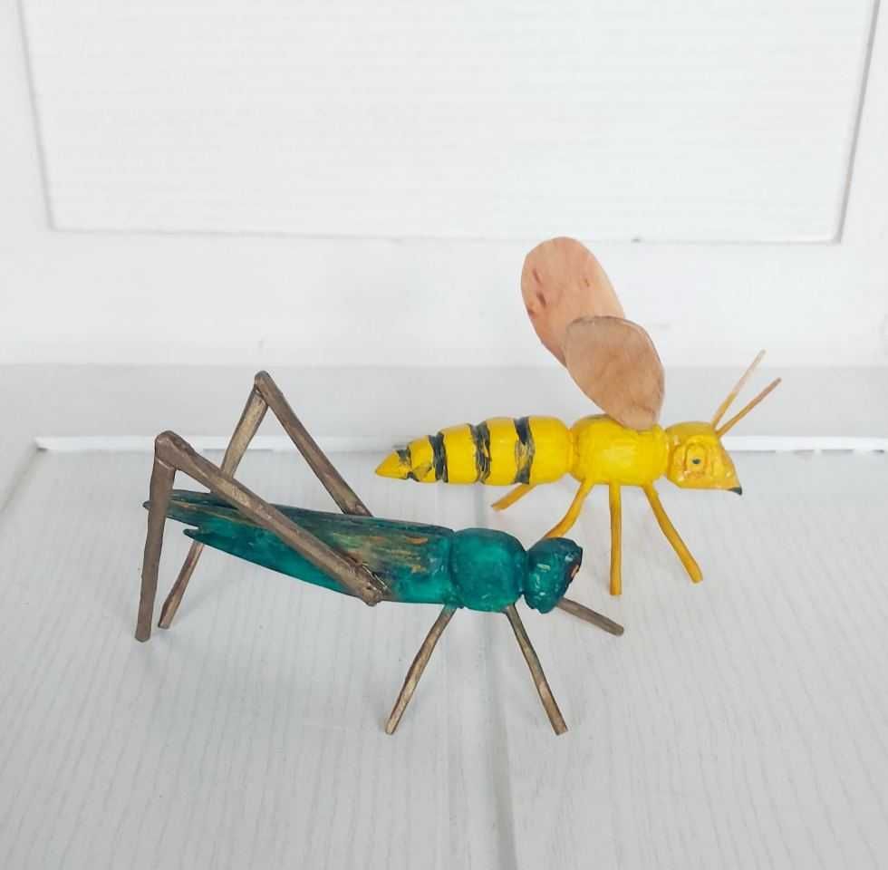 Ręcznie rzeźbiony pasikonik i pszczoła sztuka ludowa owad