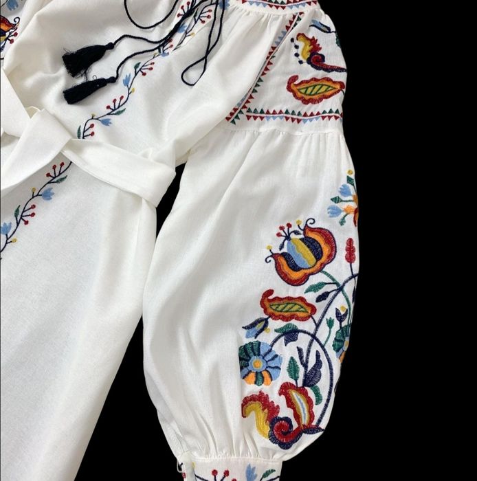 Вишита сукня міді.