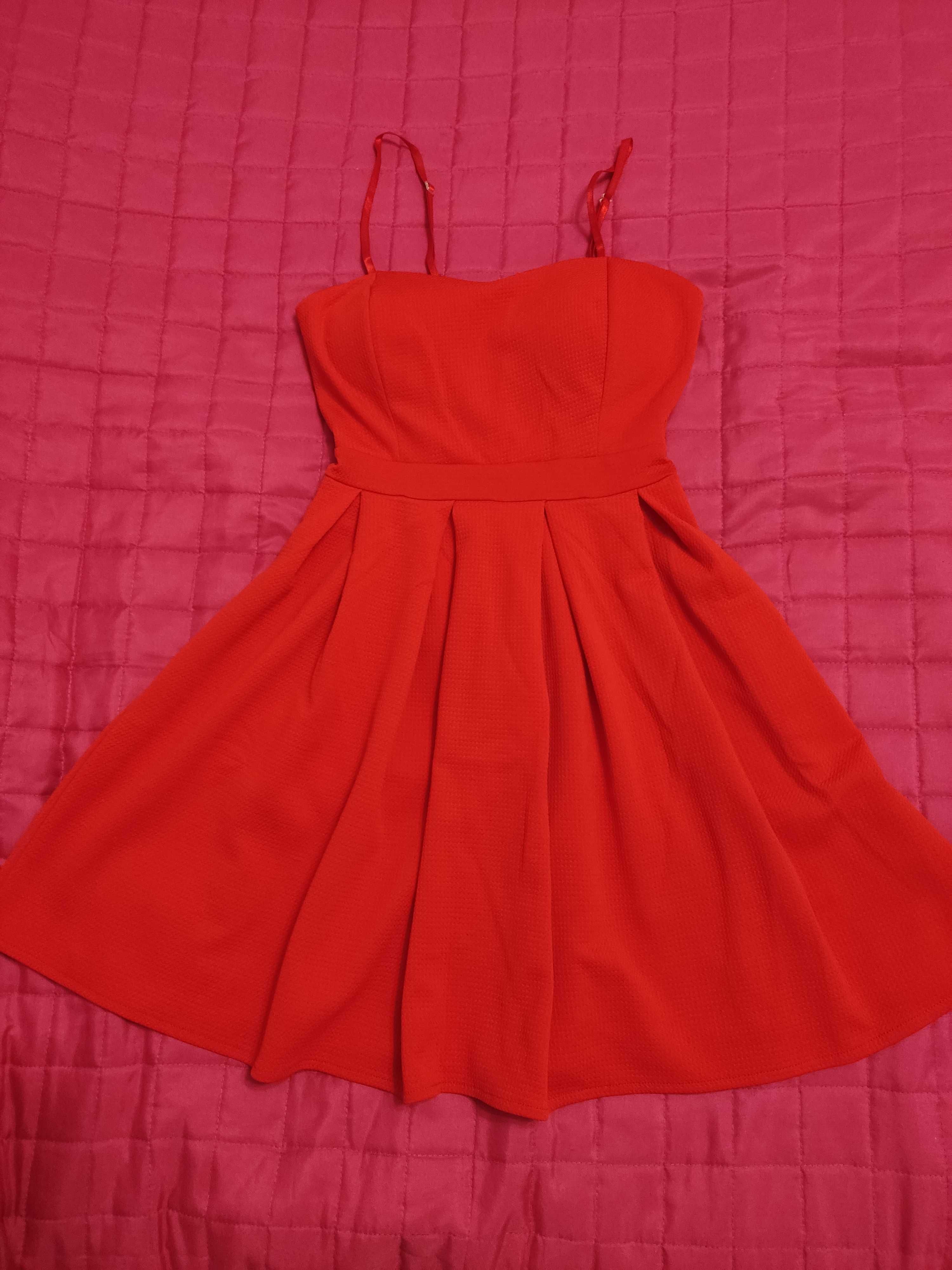 Sukienka czerwona rozkloszowana