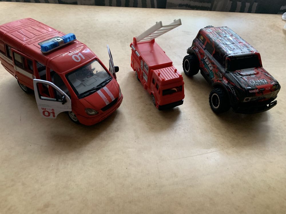 3 игрушечные машинки (две пожарные, одна радиоуправляемая) — набор