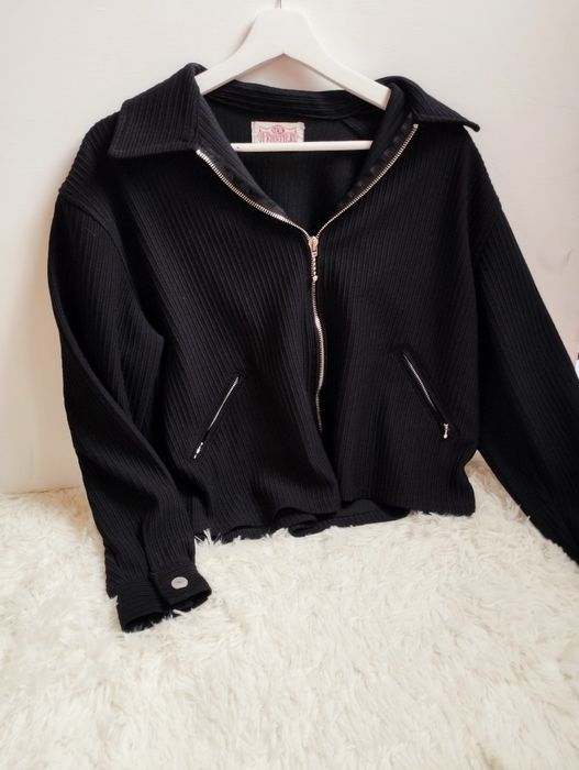 Kurtka wiosenna czarna damska ze złotymi elementami, elegancka, prosta