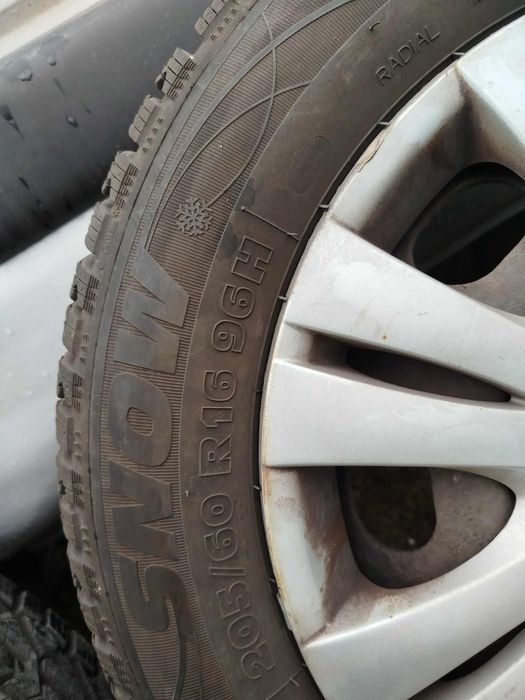 Opony zimowe 215/60/15