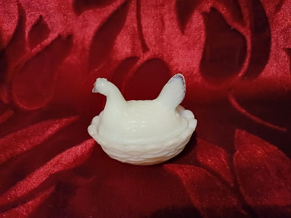 Mała szklana kura solniczka