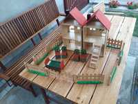Drewniany domek dla lalek z mebelkami i płotem